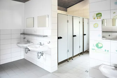 Pullman-Camping - Sanitärgebäude mit Waschbecken, Spiegel, Toiletten und Duschen