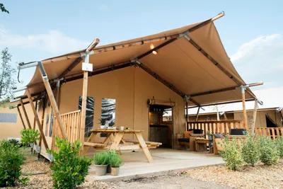 Punta Falconera Camping & Village  Campeggio Falconera - Glamping-Zelt mit Terrasse
