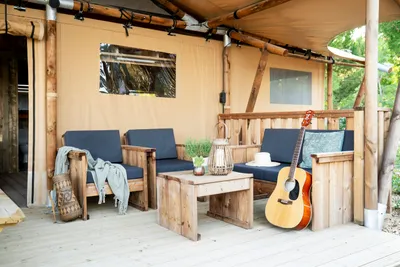 Punta Falconera Camping & Village  Campeggio Falconera - Blick auf die Terrasse eines Glamping-Zeltes