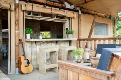 Punta Falconera Camping & Village  Campeggio Falconera - Blick auf die Terrasse eines Glamping-Zeltes