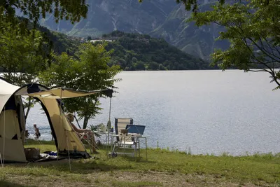Camping Punta Indiani  -  Stellplatz vom Campingplatz mit Blick auf den See