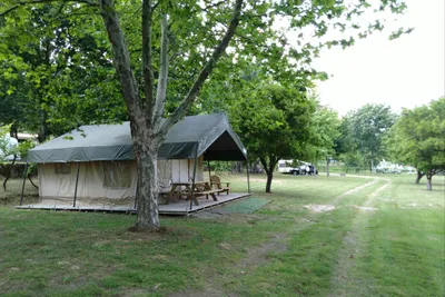 Camping Quinta Chave Grande  -  Mobilheim vom Campingplatz mit Veranda im Grünen