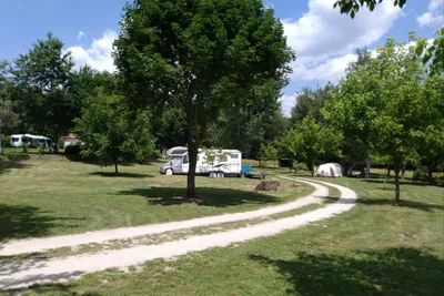 Camping Quinta Chave Grande  -  Wohnwagen- und Zeltstellplatz vom Campingplatz zwischen Bäumen