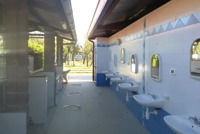 Camping Rada Etrusca  -  Sanitärbereich vom Campingplatz mit Waschbecken und Spiegeln
