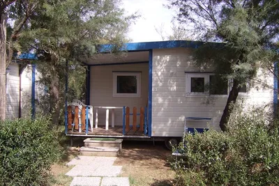 Camping Rada Etrusca  -  Mobilheim vom Campingplatz mit Veranda