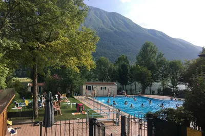 Camping Ranocchio - Der Swimmingpool des Campingplatzes mit Liegewiese daneben