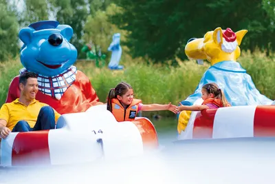 Ravensburger Spieleland Feriendorf - Familie auf einer Attraktion im Freizeitpark