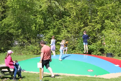 Recreatiepark de Koornmolen - Lufttrampolin auf dem Campingplatz