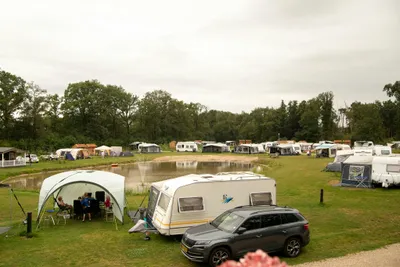 Camping Goorzicht - Blick auf die Standplätze rund um den Badeteich herum