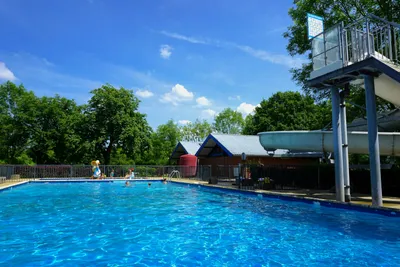 Recreatiepark Kasteel Ooijen  -  Pool vom Campingplatz mit Wasserrutsche