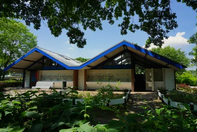 Recreatiepark Kasteel Ooijen  -  Sanitärgebäude vom Campingplatz mit Waschbecken außen