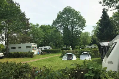 Recreatiepark Kasteel Ooijen  -  Wohnwagen- und Zeltstellplatz auf grüner Wiese