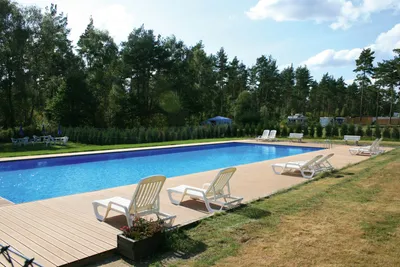 Regenbogen Egestorf - Campingplatz mit Pool und Liegestühlen