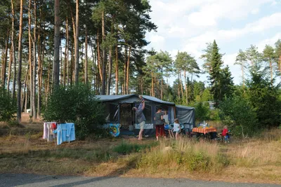 Regenbogen Egestorf - Camper vor dem Zelt im Schatten