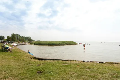 Regenbogen Born  - Liegewiese am See Saaler Bodden vom Campingplatz