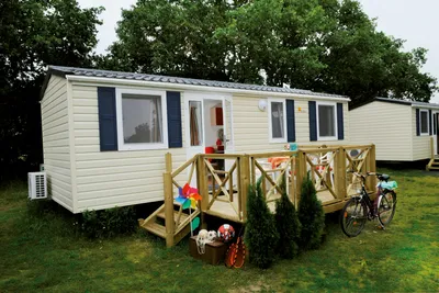 Regenbogen Born  -  Mobilheim vom Campingplatz mit Veranda