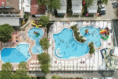 Camping Residence Village  -  Pool mit Kinderbecken, Sonnenschirmen und Liegestühlen aus der Vogelperspektive