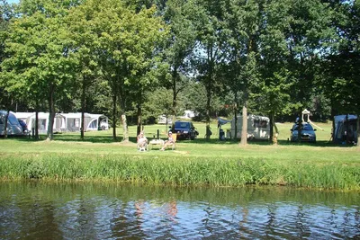 Resort De Arendshorst - Blick auf den Fluss und den Wohnwagen- und Zeltstellplatz vom Campingplatz