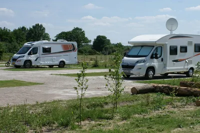 Vakantiepark Witven - gepflasterte Wohnmobilstandplätze mit kleinem Rasenvorplatz