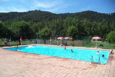 Camping Riva del Setta - Gäste liegen am Pool in der Sonne