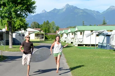 Camping Rive Bleue - Mobilheime am Campingplatz mit Blick auf die Berge