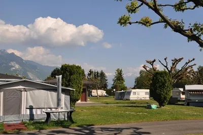 Camping Rive Bleue - Wohnwagen- und Wohnmobilstellplätzen zwischen Bäumen