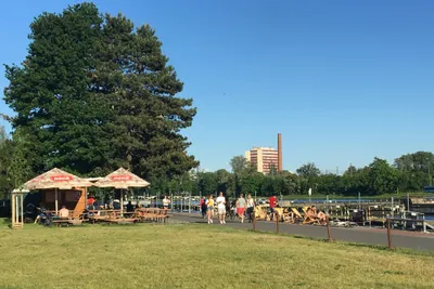 River Camping Prague - Promenade entlang der Moldau in der Nähe des Campingplatzes