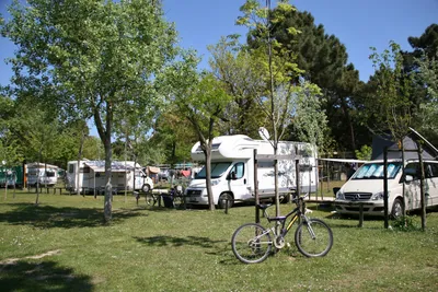 Camping Romea - Wohnmobil- und  Wohnwagenstellplätze im Schatten der Bäume