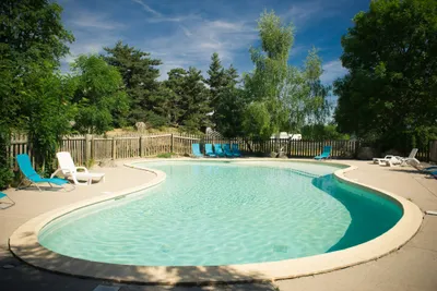 Camping Rondin des Bois  -  Pool vom Campingplatz mit Liegestühlen in der Sonne