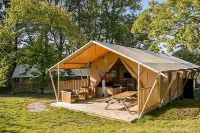 Camping Rondin des Bois  -  Mobilheim vom Campingplatz zwischen Bäumen