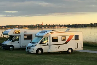 Roskilde Camping - Wohnwagen auf dem Campingplatz mit direktem Zugang zum Meer und Blick auf Roskilde