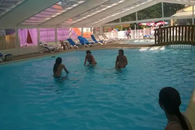 Camping Walmone - überdachter Poolbereich mit Liegen am Rand