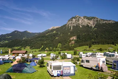 Rubi-Camp -   Wohnwagen- und Zeltstellplatz mit Blick auf Berge 