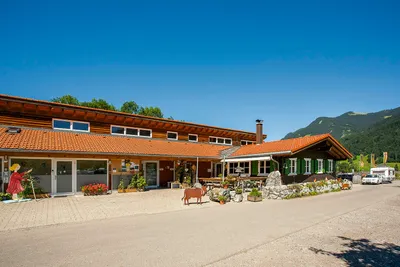 Rubi-Camp -  Rezeption,  Sanitärgebäude und  Restaurant  auf dem Campingplatz