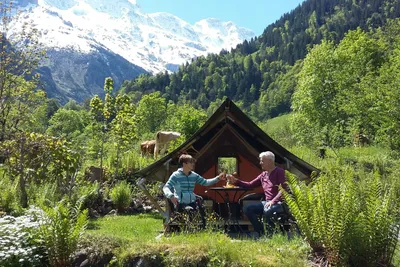 Camping Rütti - Gäste vor ihrem Safarizelt in der grünen Natur