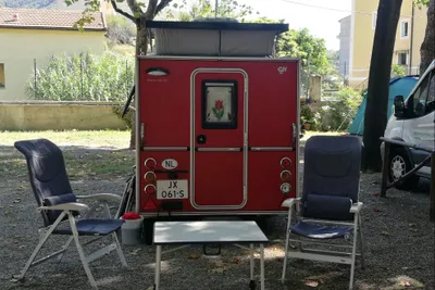 Camping Rustia - Stellplätze im Halbschatten auf dem Campingplatz