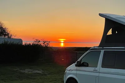 Søby Strand Camping - Sonnenuntergang über den Standplätzen