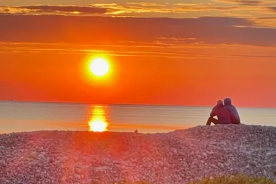Søby Strand Camping - Camper genießen den Sonnenuntergang am Strand