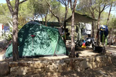 Camping Sa Prama - Zeltplatz im Schatten der Bäume auf dem Campingplatz