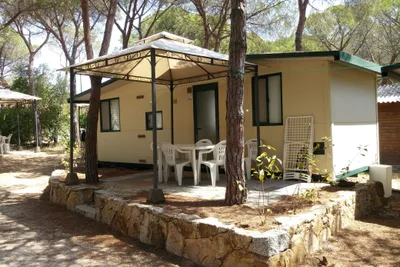 Camping Sa Prama - Mobilheim mit Terrasse im Grünen auf dem Campingplatz 