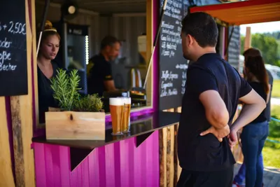 Saalburg Beach - ein Gast an der Snackbar am Strand