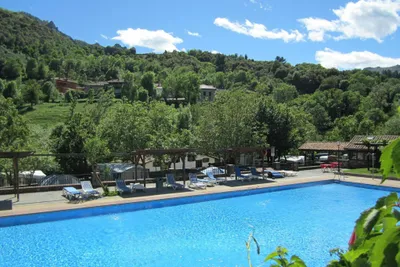 Camping San Pelayo  -  Pool vom Campingplatz umgeben von grünen Hügeln