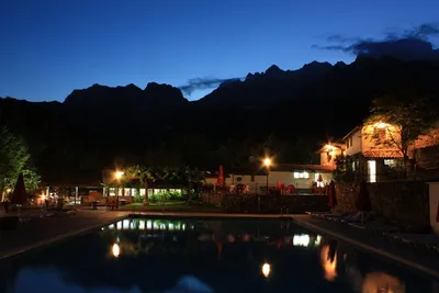 Camping San Pelayo  -  Blick auf den Poolbereich und die Terrasse vom Restaurant des Campingplatzes