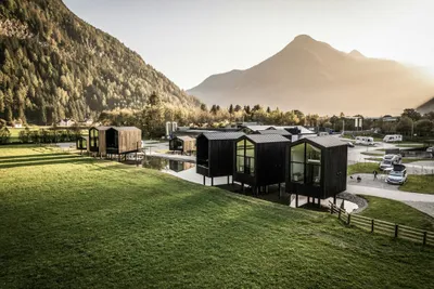 Såndgøld Alpine Glamping - Blick auf die Mobilheime auf dem Campingplatz