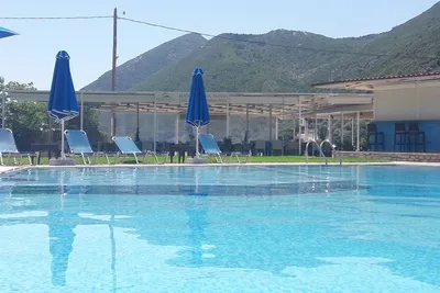 Camping Santa Mavra - Campingplatzanlage mit Pool und Liegestühlen in der Sonne
