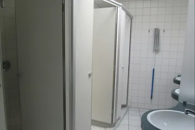 Camping Schatzlmühle  -  Sanitärbereich vom Campingplatz mit Waschbecken und Duschen