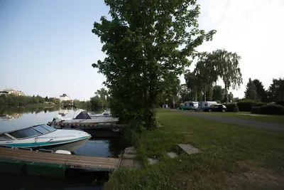 Campingplatz Schiefer Turm - Ufer vom Main am Campingplatz
