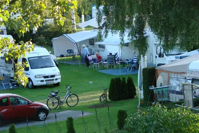 Campingplatz Schiefer Turm - Gäste auf dem gepflegten Wohnwagenstellplatz vom Campingplatz