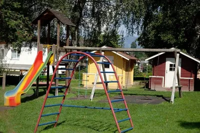 Schloss Camping Aschach - Kinderspielplatz mit Rutsche, Schaukeln und Klettergerüst