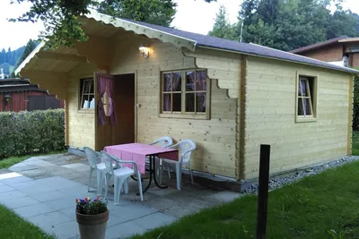 Camping Schönengrund  -  Mobilheim vom Campingplatz mit Esstisch auf der Veranda